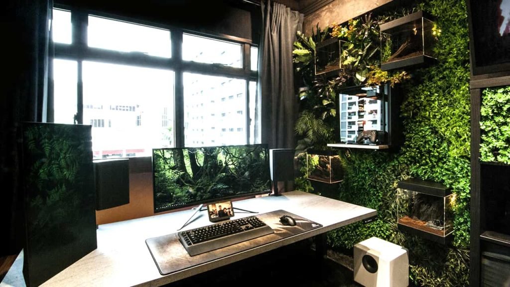 setup gamer decoración con plantas verdes